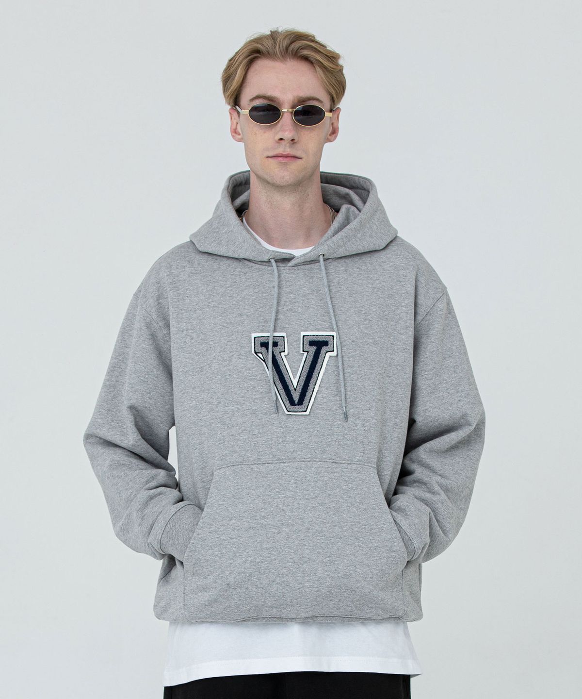 베스띠또(VESTITO) “V” Hoody GREY (V로고 와펜 후디)