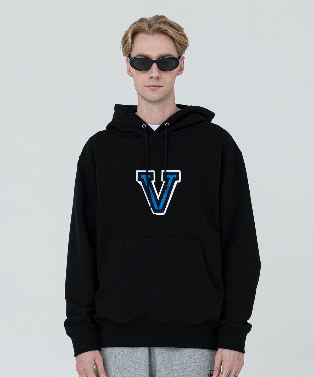 베스띠또(VESTITO) “V” Hoody BLACK (V로고 와펜 후디)