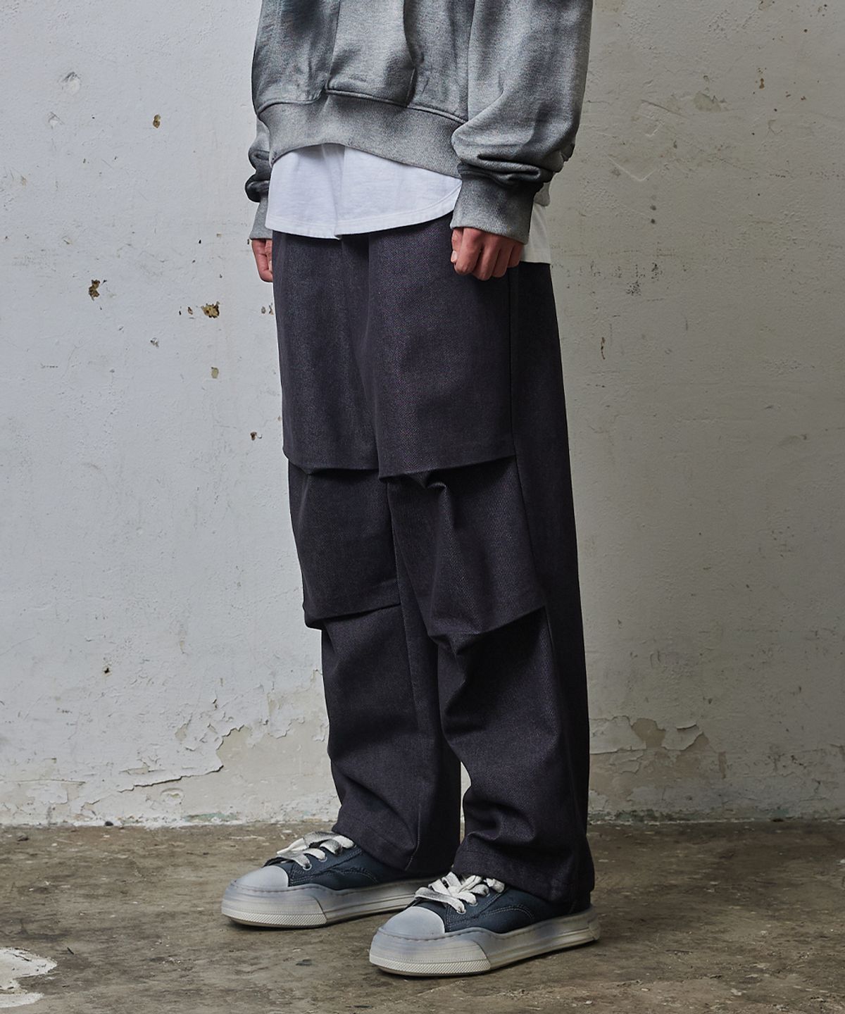 세븐셀라(SEVENSELAH) 루즈 실루엣 프론트 다트 데님 조거 스토퍼 ash gray