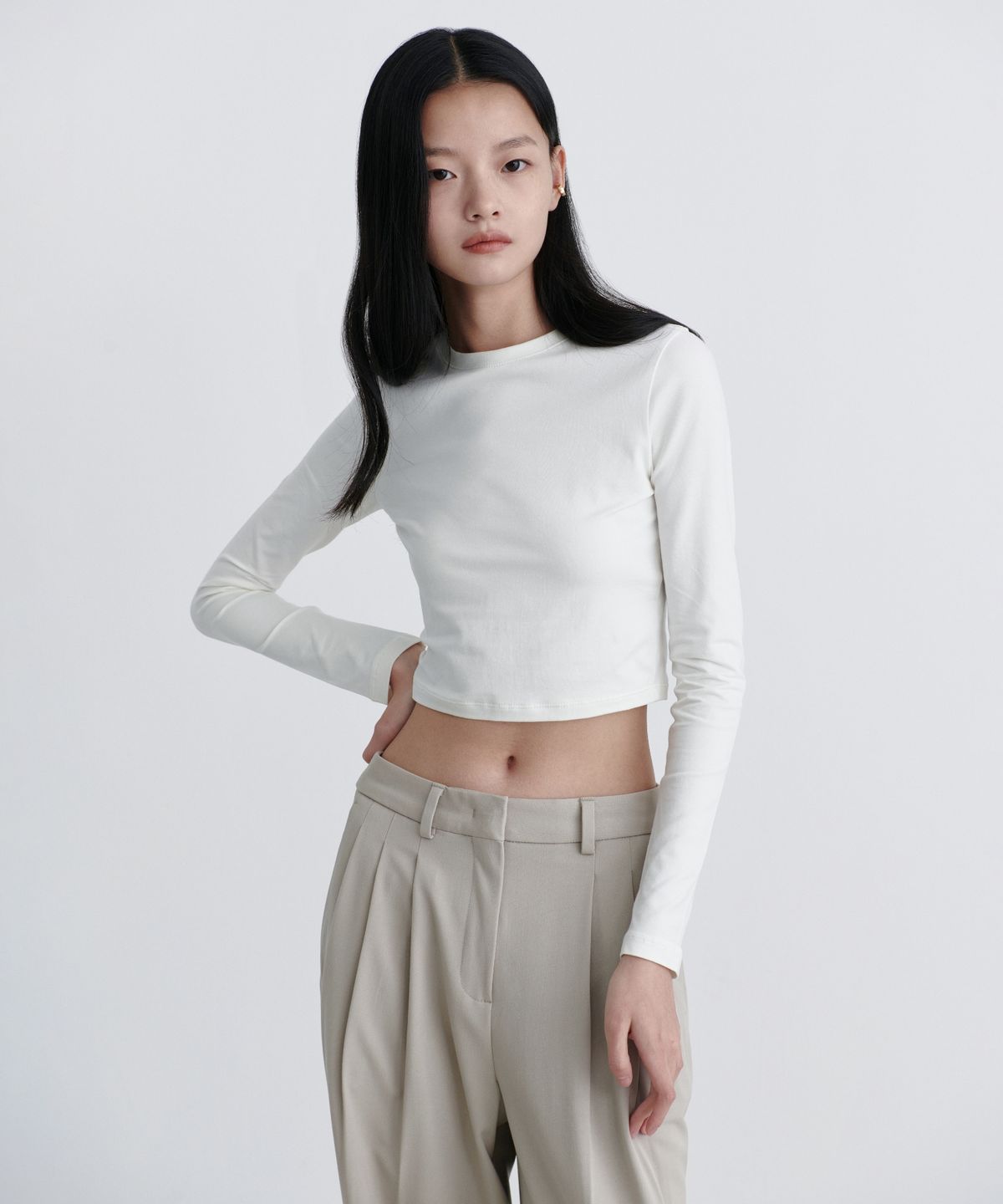 무신사 스탠다드 우먼(MUSINSA STANDARD WOMAN) 우먼즈 슬림 크롭 크루 넥 긴소매 티셔츠 [크림]