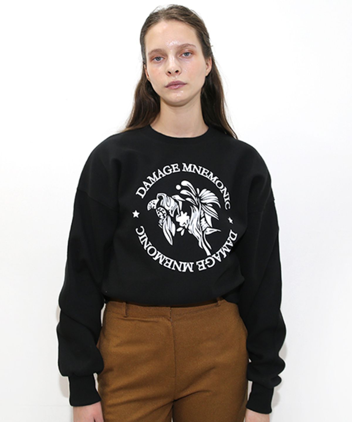 데미지니모닉(DAMAGE MNEMONIC) 아이리스 블랙 크롭 맨투맨_ Iris Black Crop MTM