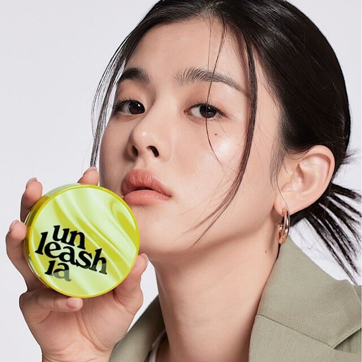 언리시아(UNLEASHIA) 새틴 웨어 헬시-그린 쿠션
