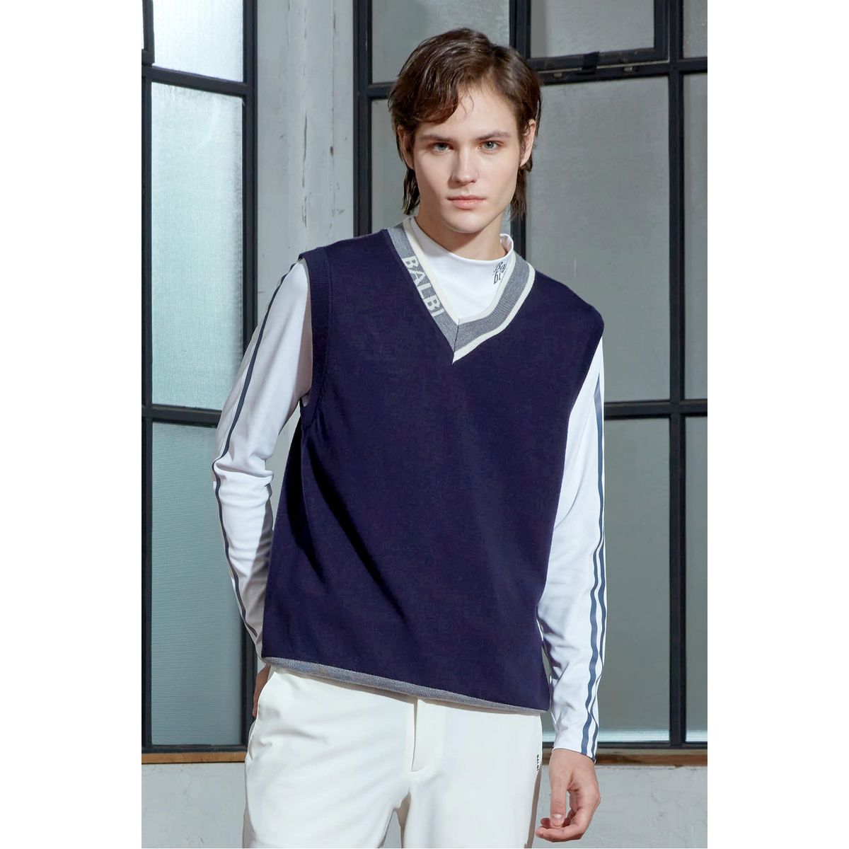 발비(BALBI) 브이넥 배색 니트조끼 베스트