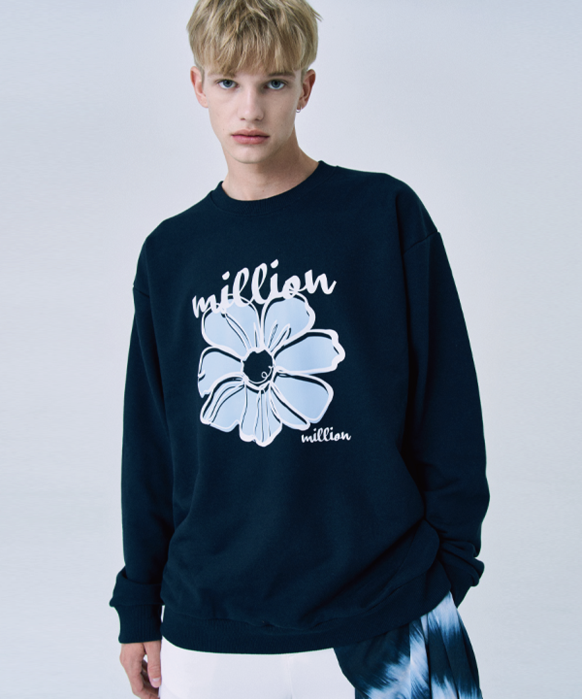 밀리언데이(MILLION DAY) MILLION FLOWER SWEATSHIRT_NAVY