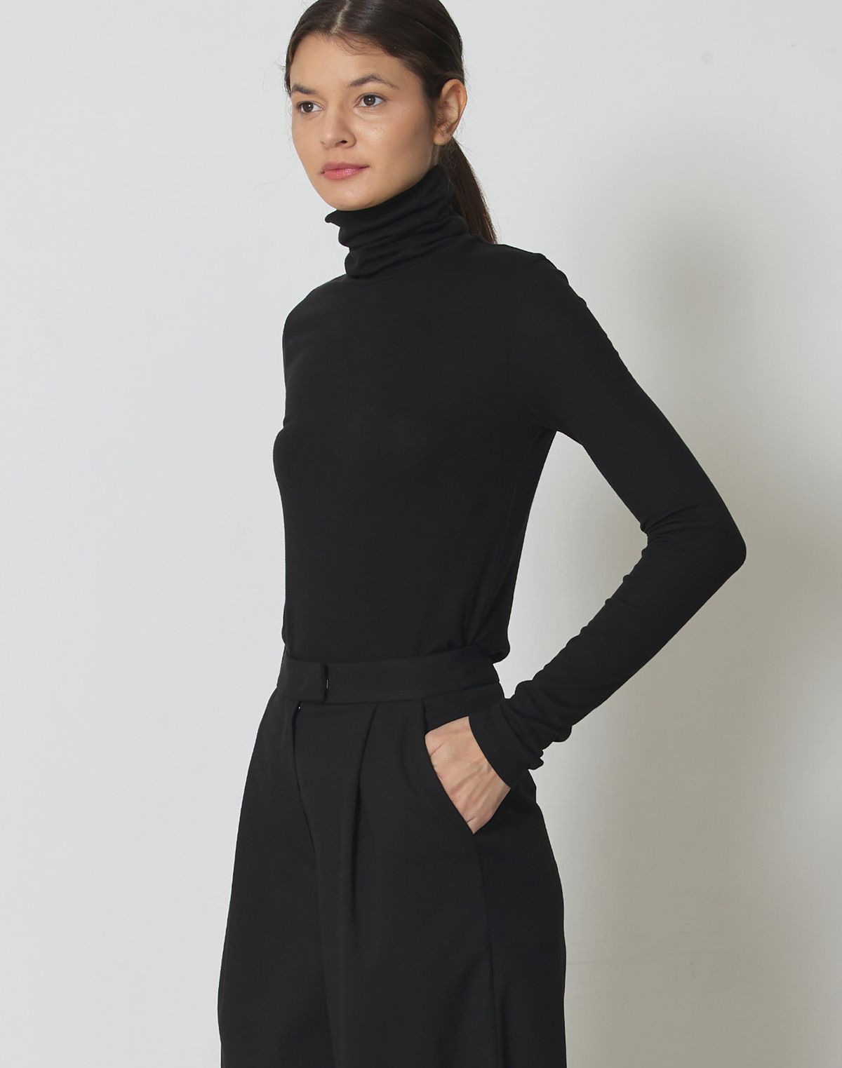 마누엘 에 기욤(MANUELLE ET GUILLAUME) Warm turtle neck top black
