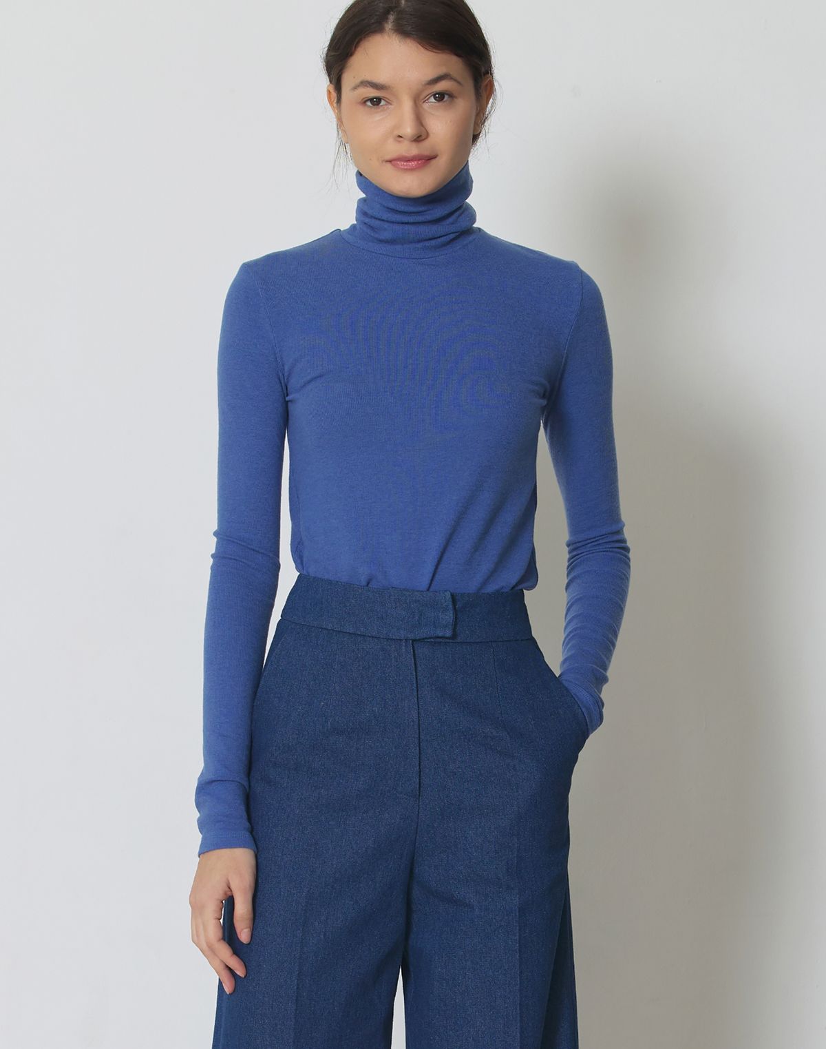 마누엘 에 기욤(MANUELLE ET GUILLAUME) Warm turtle neck top royal blue