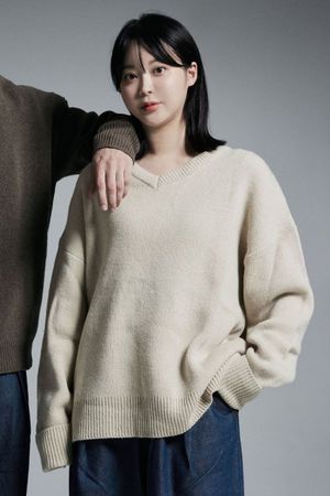 포인트 라벨 미니 브이넥 니트 (아이보리)