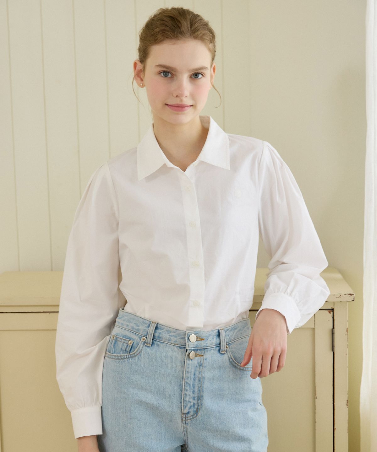 논로컬(NONLOCAL) Puff Sleeve Logo Blouse - White