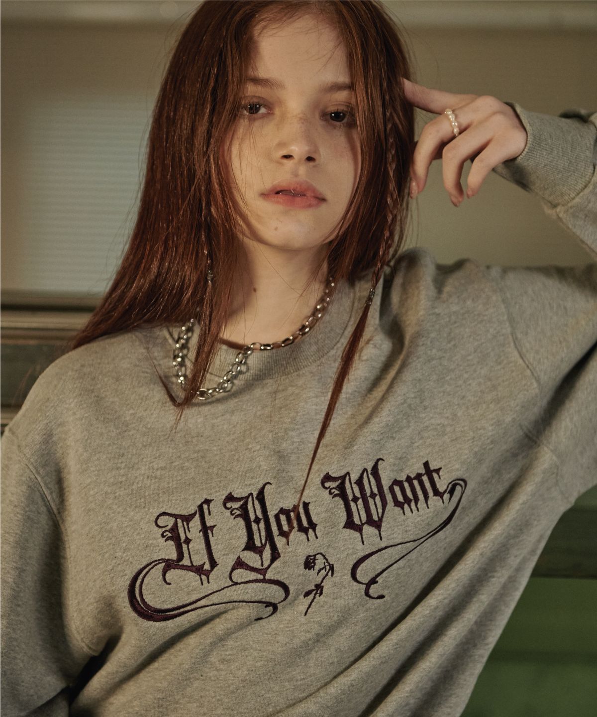 이퓨원트(IFYOUWANT) Shimmer LOGO Sweatshirt GRAY