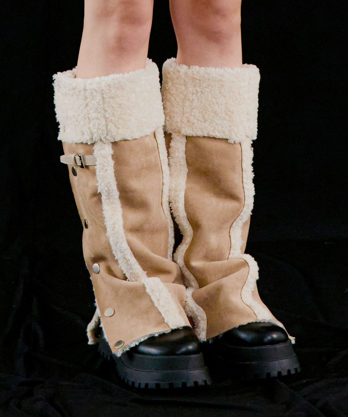 낫노잉(NOTKNOWING) Mouton Snap Leg-Warmer (Tan)