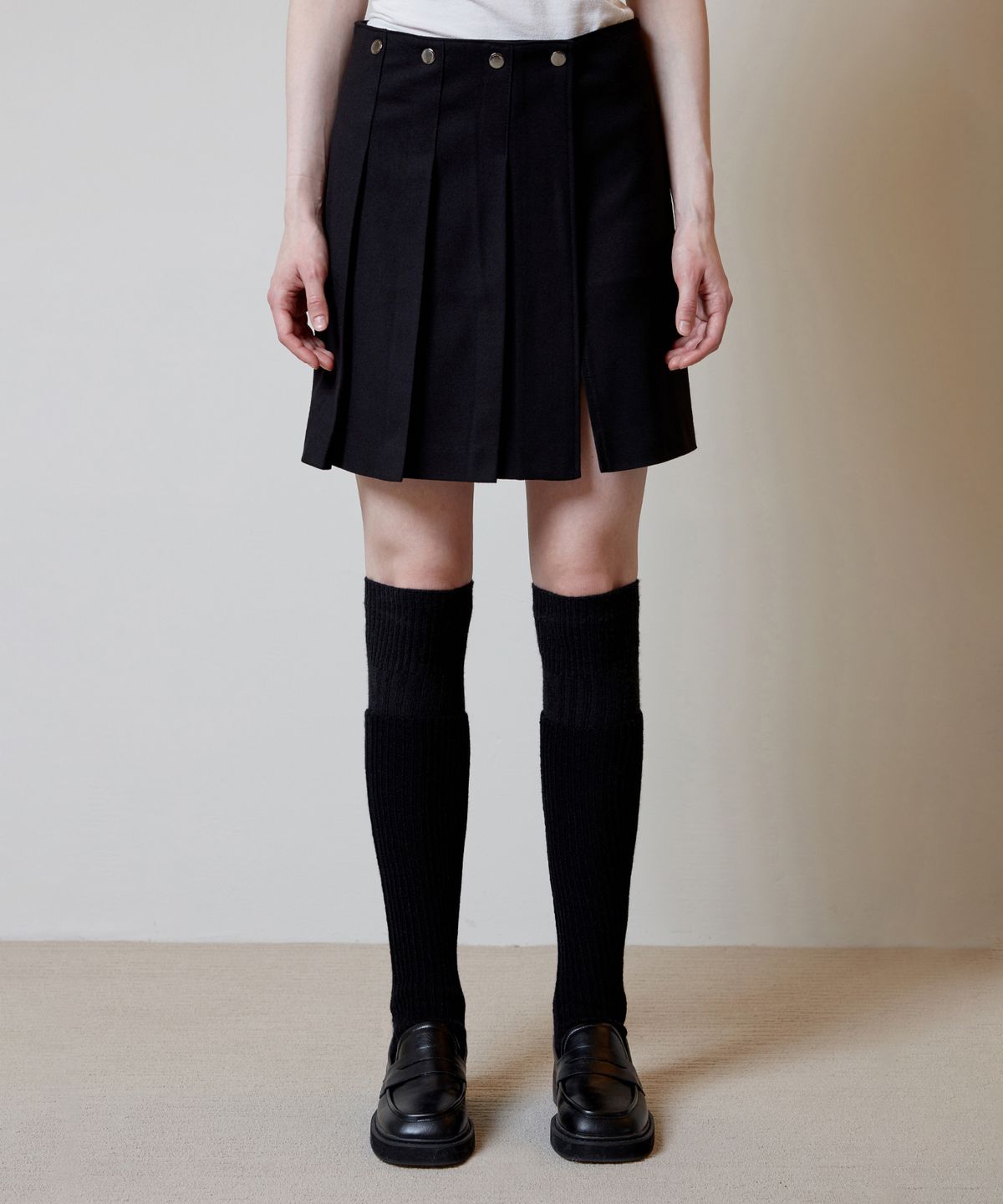 오아이오아이 컬렉션(OIOI COLLECTION) PLEATS BUTTON WRAP SKIRT [BLACK]