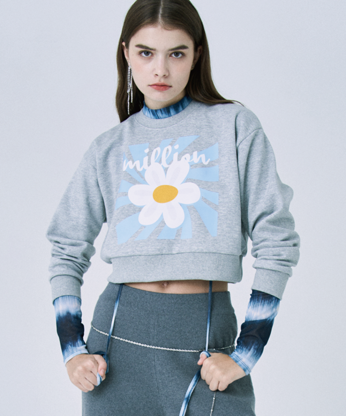 밀리언데이(MILLION DAY) MILLION SQUARE FLOWER CROP SWEATSHIRT