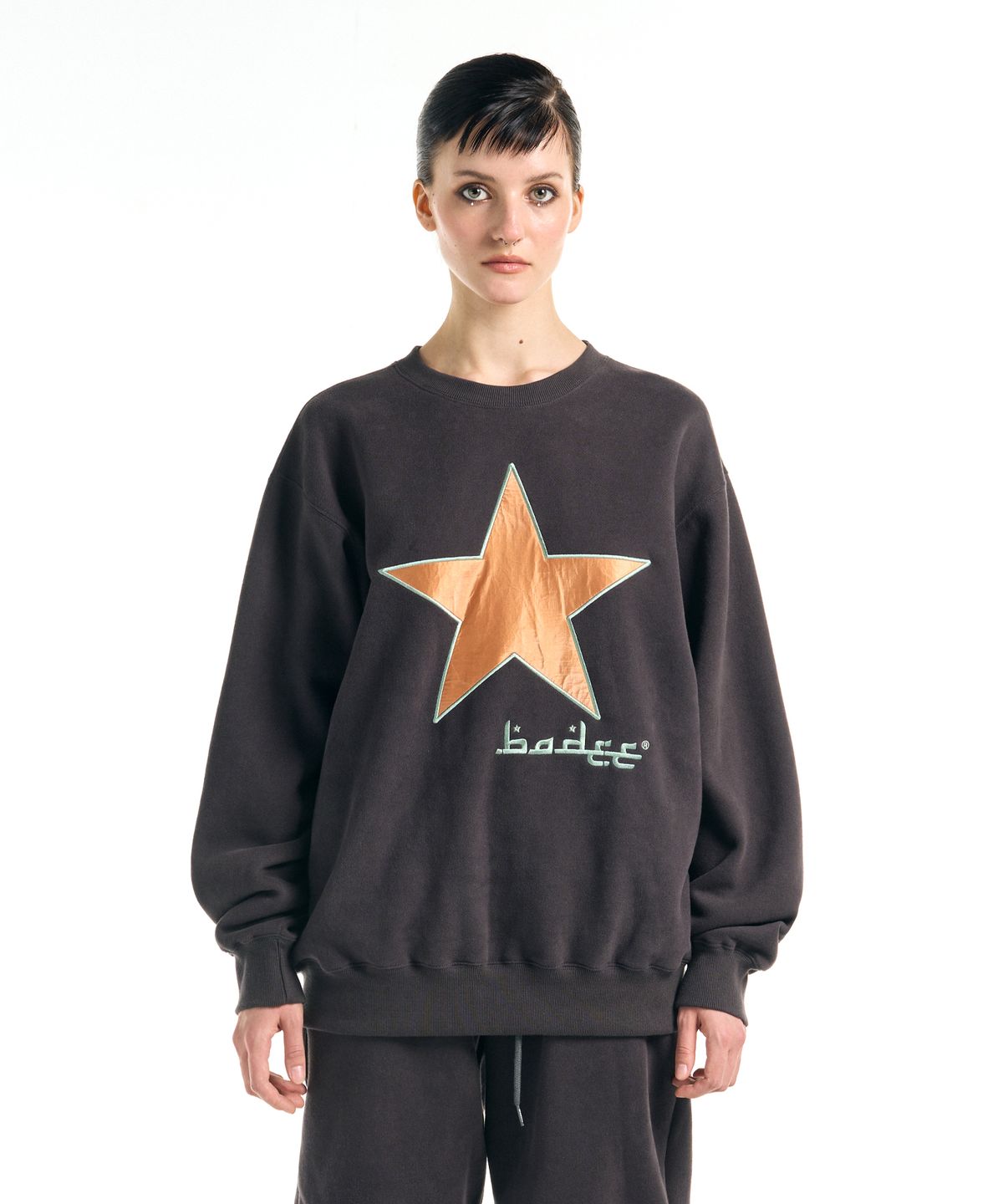 배디(BADEE) Star Applique Fleece Sweatshirt Charcoal