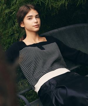 스트라이프 컬러링 쓰리 버튼 스퀘어 넥 니트 - 블랙