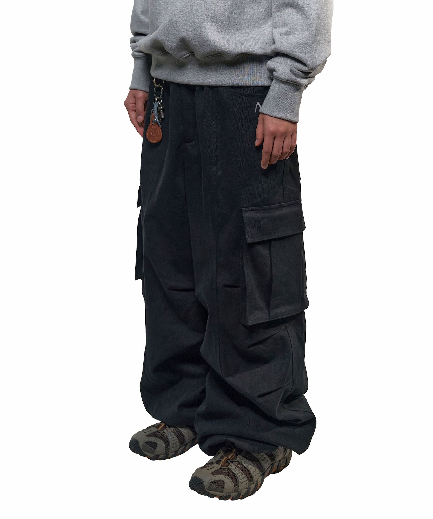 MUSINSA | AAKAM Knee Pin-Tuck Wide Cargo Pants (Black)