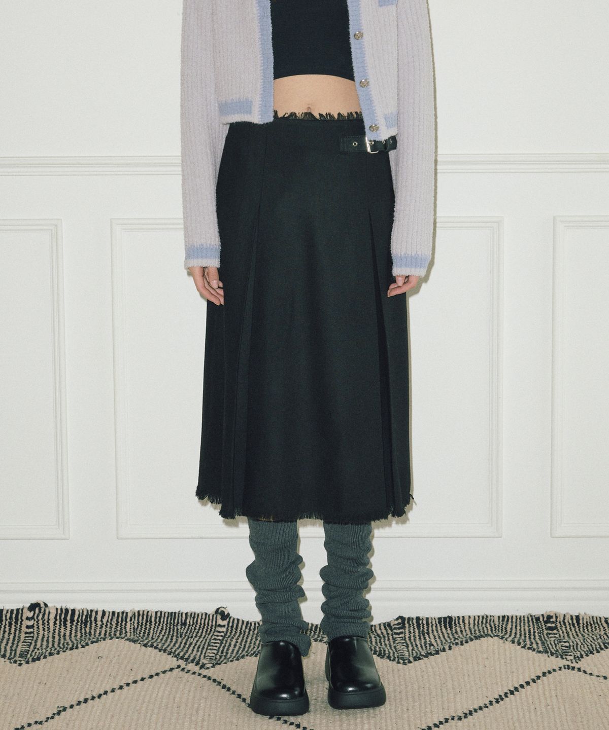 에트몽(ETMON) Buckle Pleated Fringe Skirt  Black