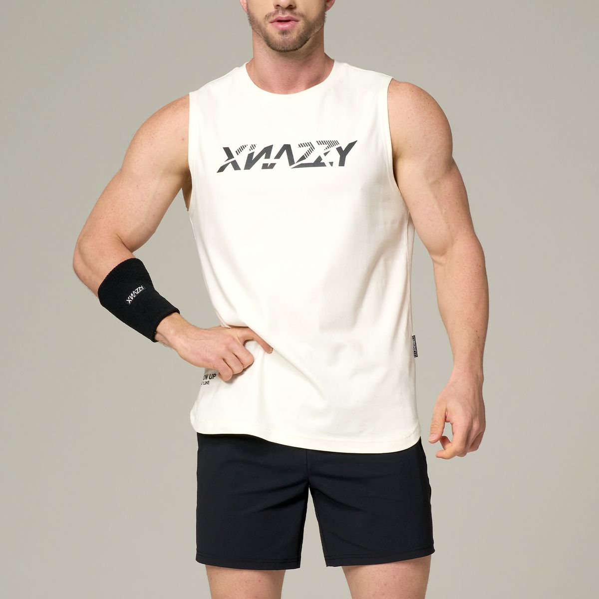 엑스네지(XNAZZY) 그래픽로고 슬리브리스 XN22FWSLTS06 [CREAM]