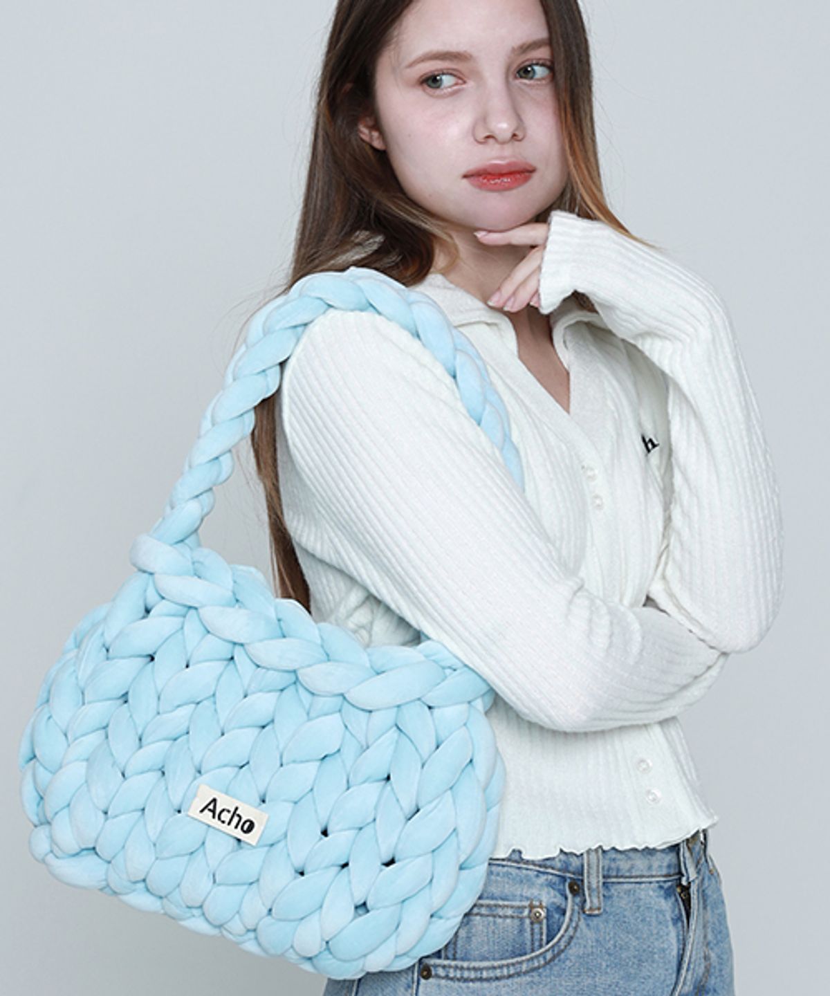 아쵸(ACHO) 벨벳 니티드 퐁퐁 숄더백_스카이블루