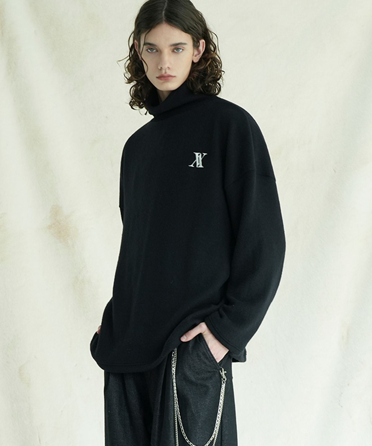 어반드레스(AVANDRESS) AV String Overfit Turtleneck BLACK