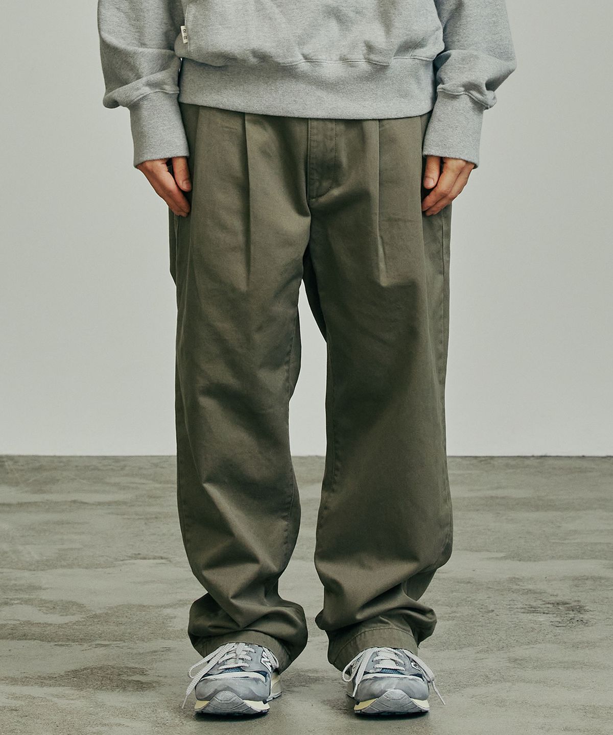 공백(GONGBAEK) Two Tuck Washed Wide Chino Pants_Olive