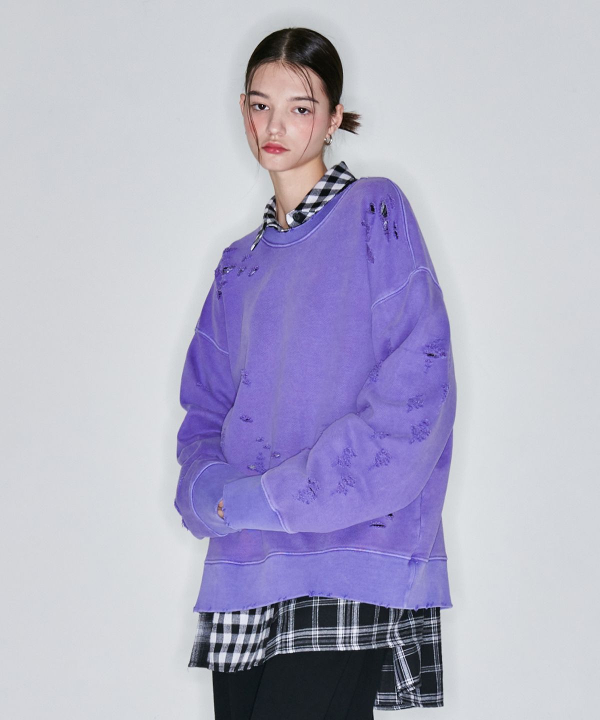 어텐션로우 포 우먼(ATTENTIONROW FOR WOMEN) 로코 디스트로이드 오버핏 피그먼트 맨투맨(퍼플)