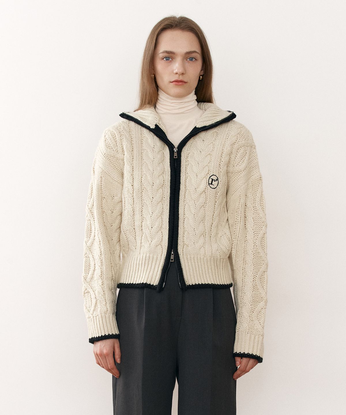 로라로라(ROLAROLA) TWOWAY CABLE ZIPUP KNIT IVORY