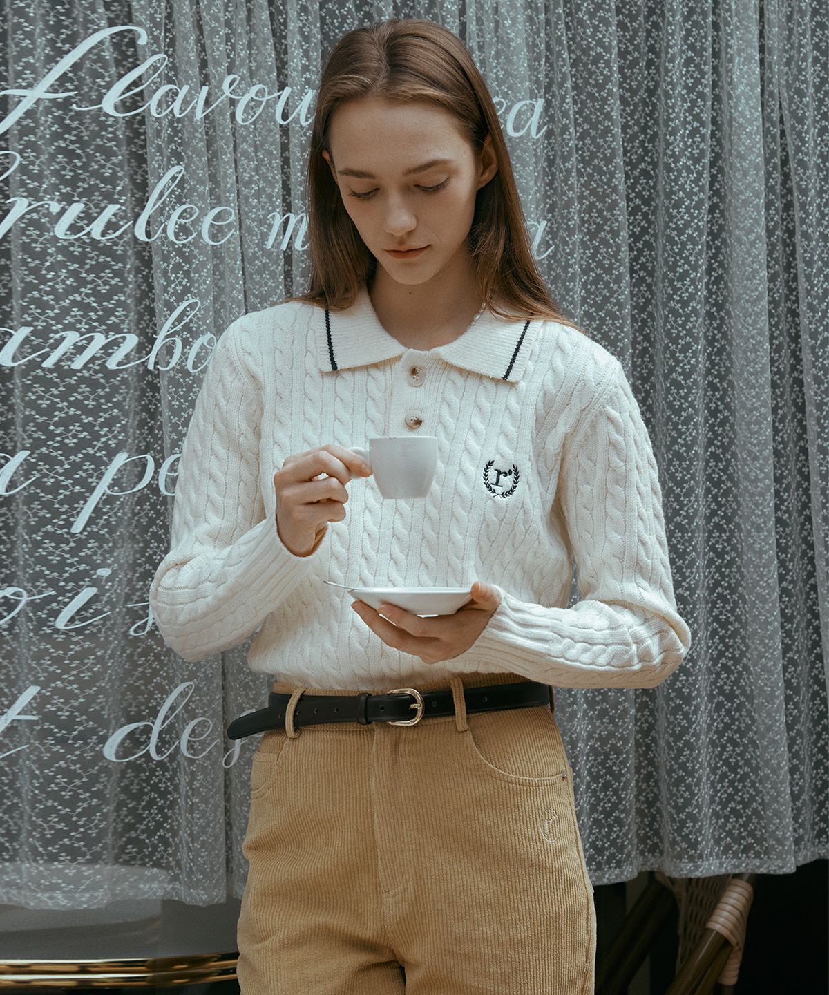 로라로라(ROLAROLA) LOGO COLLAR CABLE KNIT WHITE