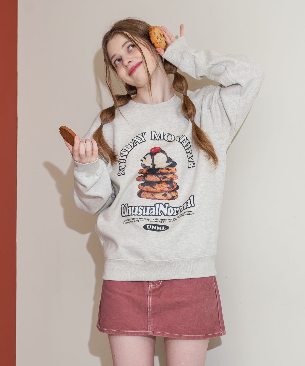 언유주얼 노말(UNUSUALNORMAL) COOKIES SWEAT SHIRT _ OATMEAL