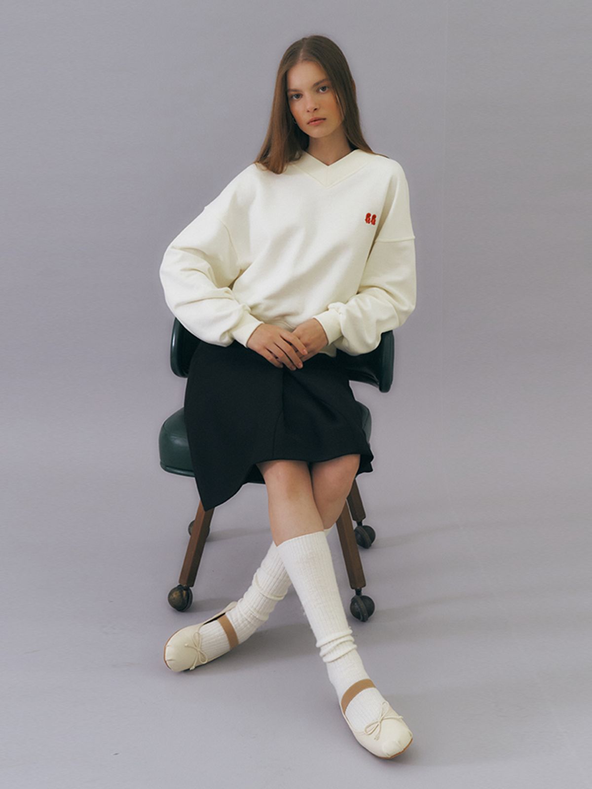 히로인(HEROINE) 브이넥코튼로고스웻셔츠(아이보리)