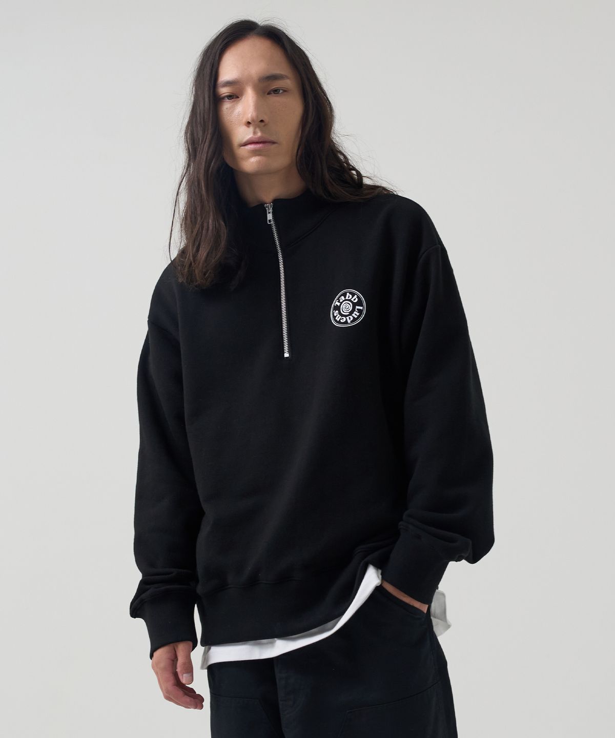 탭루덴스(TABBLUDENS) TABB Logo Half Zip Sweatshirt_Black