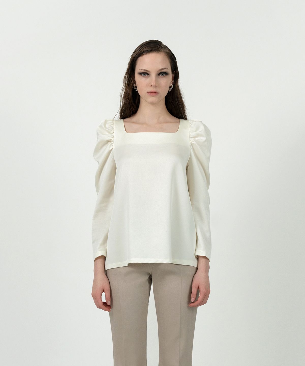 레트흐드레뚜왈(LETTRE DE LE TOILE) Talia gathered-shoulder blouse (Ivory)