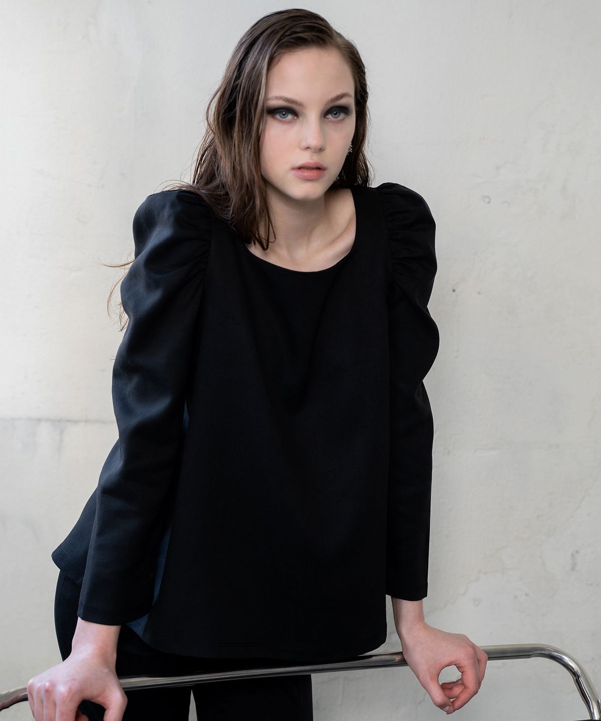 레트흐드레뚜왈(LETTRE DE LE TOILE) Talia gathered-shoulder blouse (Black)