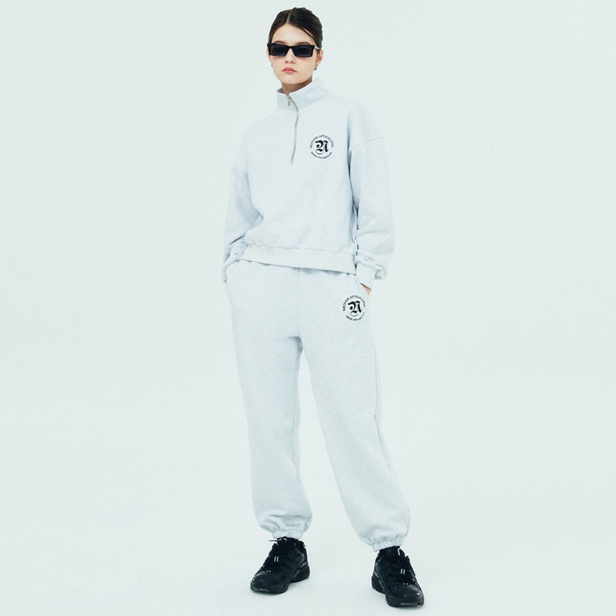 앤커버(NCOVER) ROMAN TYPO LOGO TRAINING PANTS-WHITE MELANGE