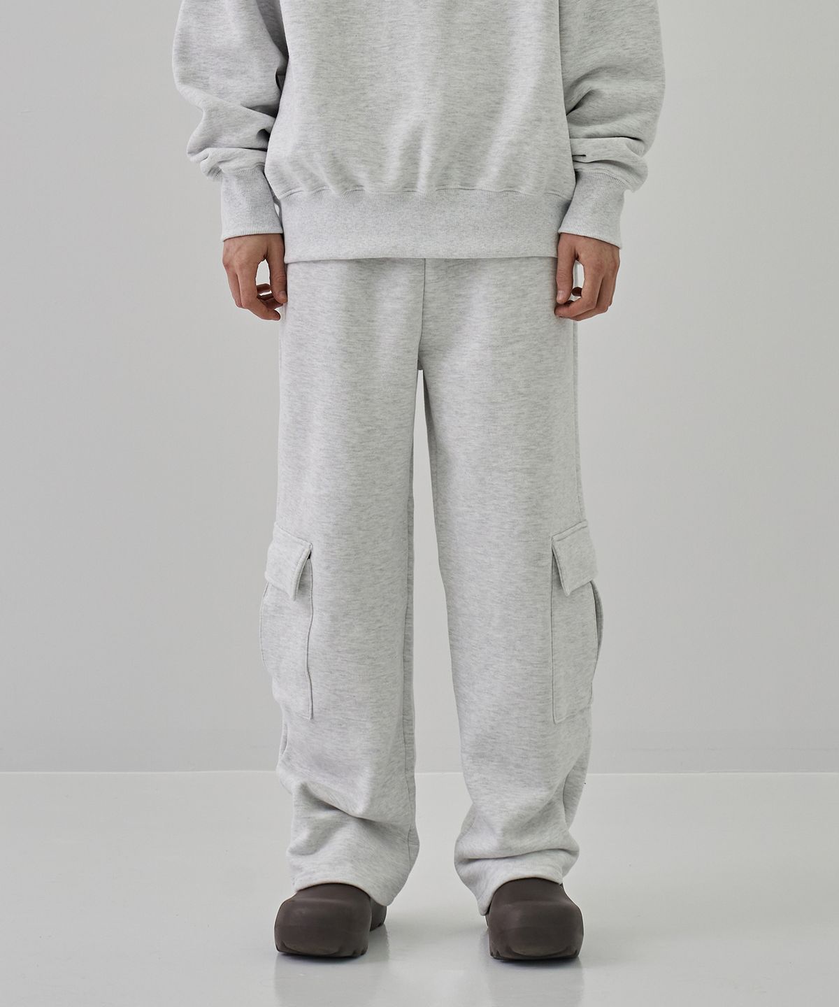 디메이든(DEMADEN) DEMD SIDE POCKET CARGO WIDE SWEAT PANTS GRAY