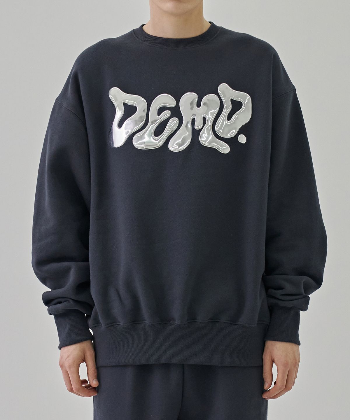 디메이든(DEMADEN) DEMD METALLIC GLITCH LOGO OVERSIZED SWEATSHIRT CHARCOAL
