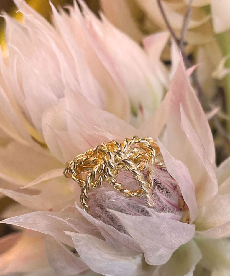 CLASSY RIBBON RING