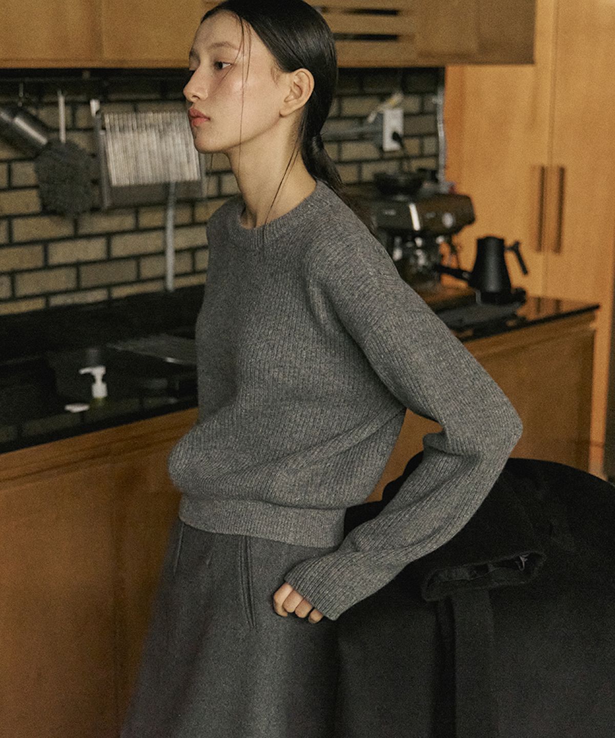 스텝어라운드(STEP AROUND) Series line - Cashmere drop round knit (CHARCOAL)