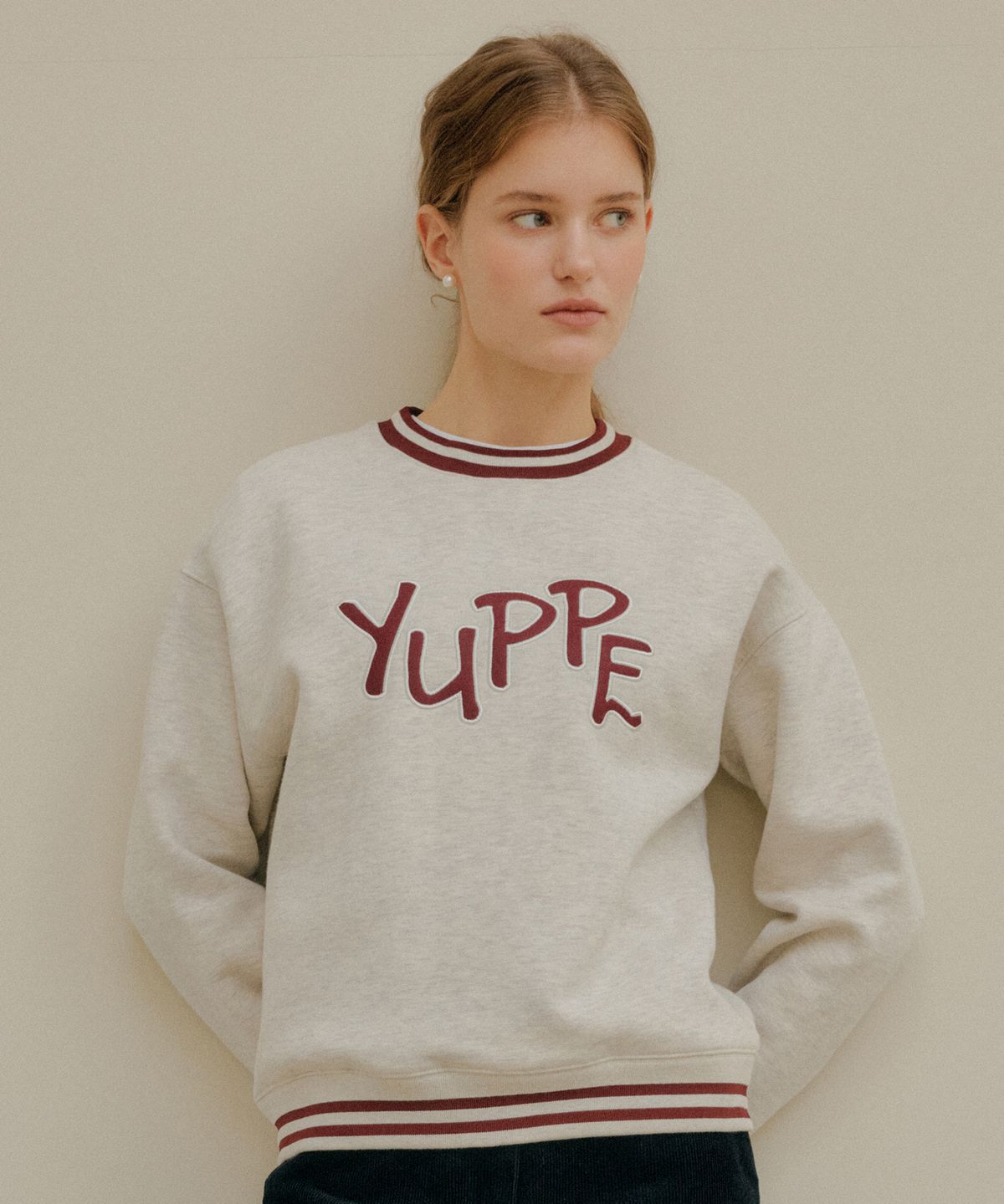 엽페(YUPPE) LETTERING SWEATSHIRT_OATMEAL