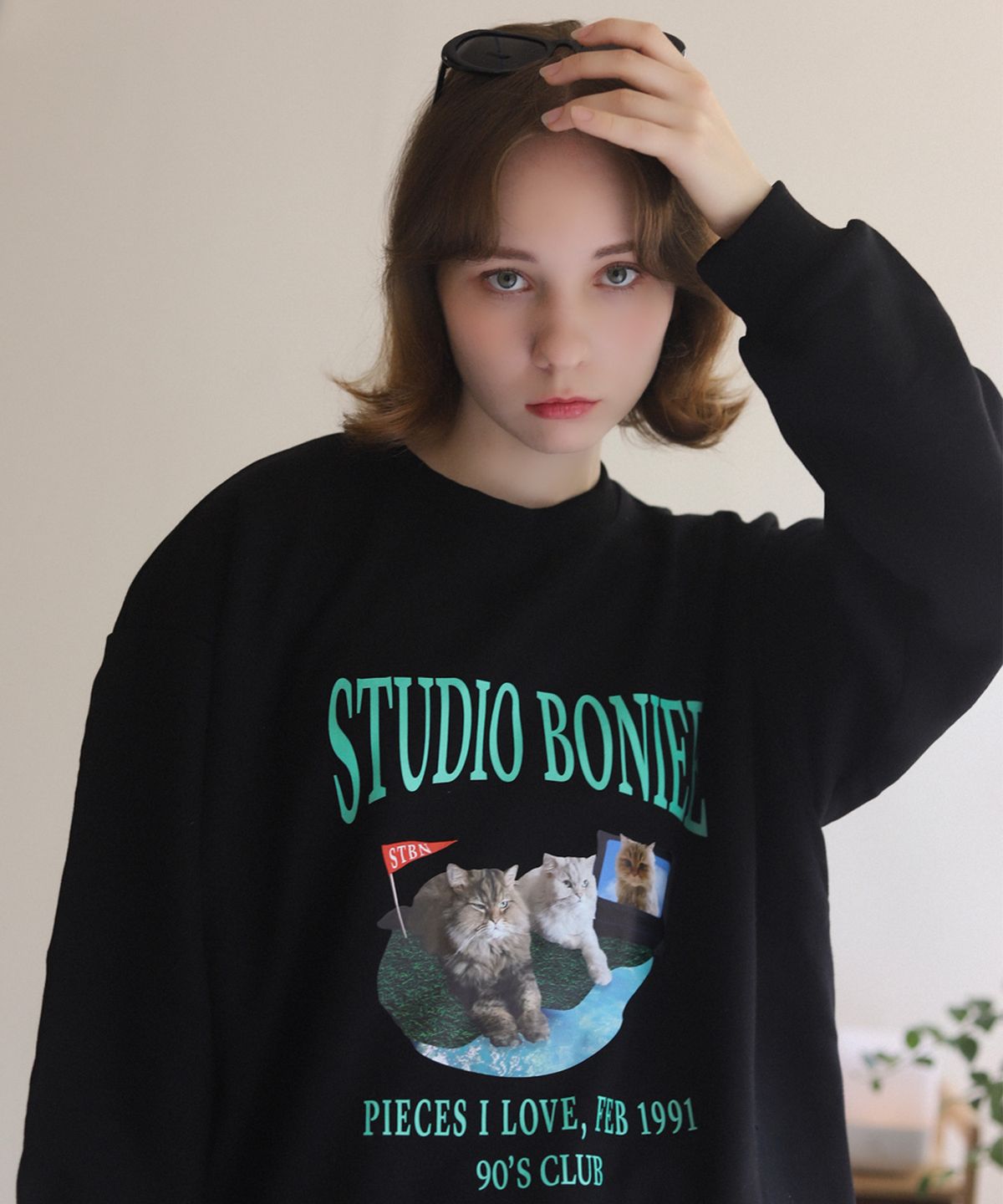 보늬(BONIEE) [기모 선택] 페르시안 친칠라 캣 콜라주(Cat Collage) 고양이 로고 그래픽 오버 맨투맨 블랙