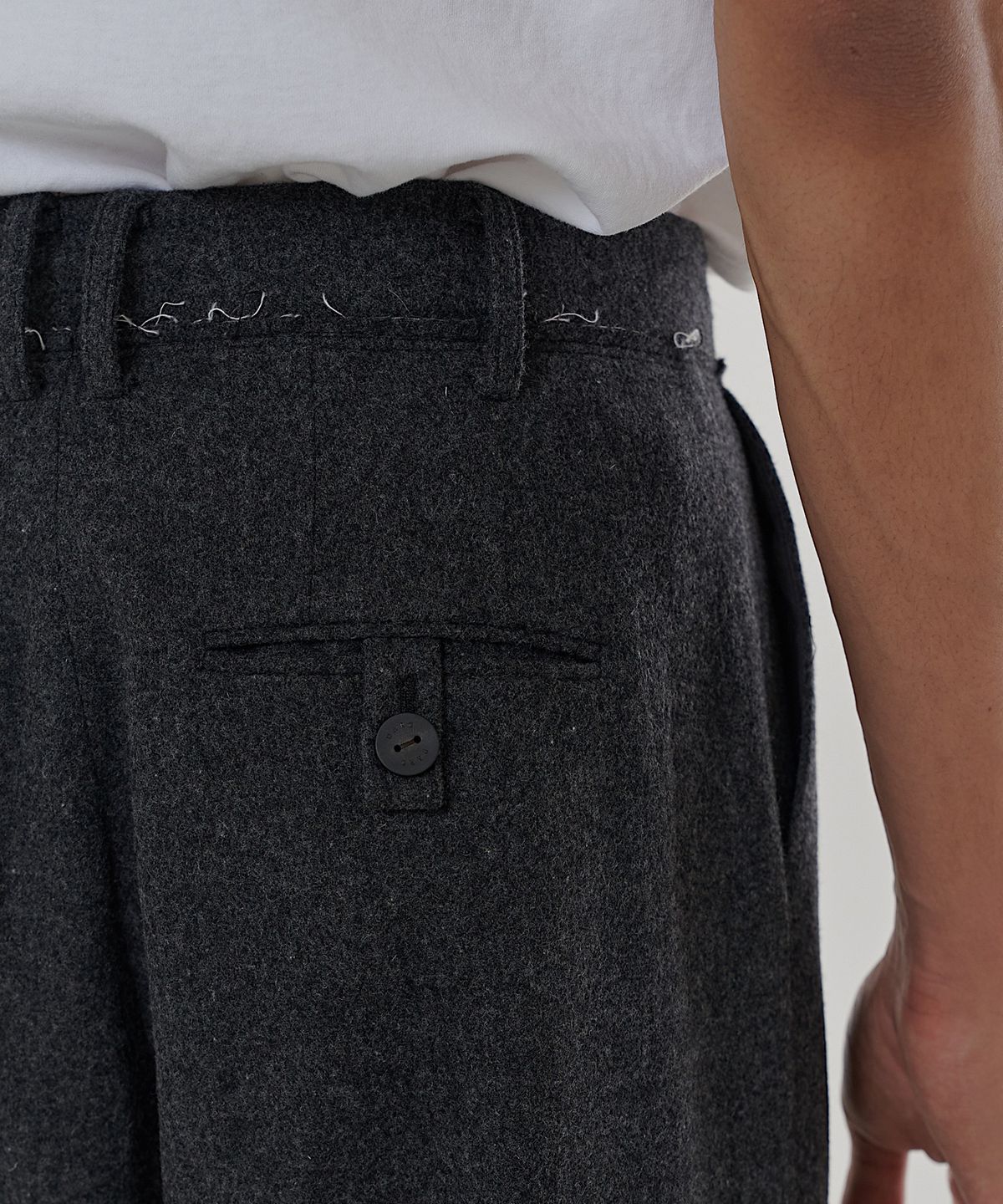 다로(DARO) Cutout Melange Wool Pants in Grey