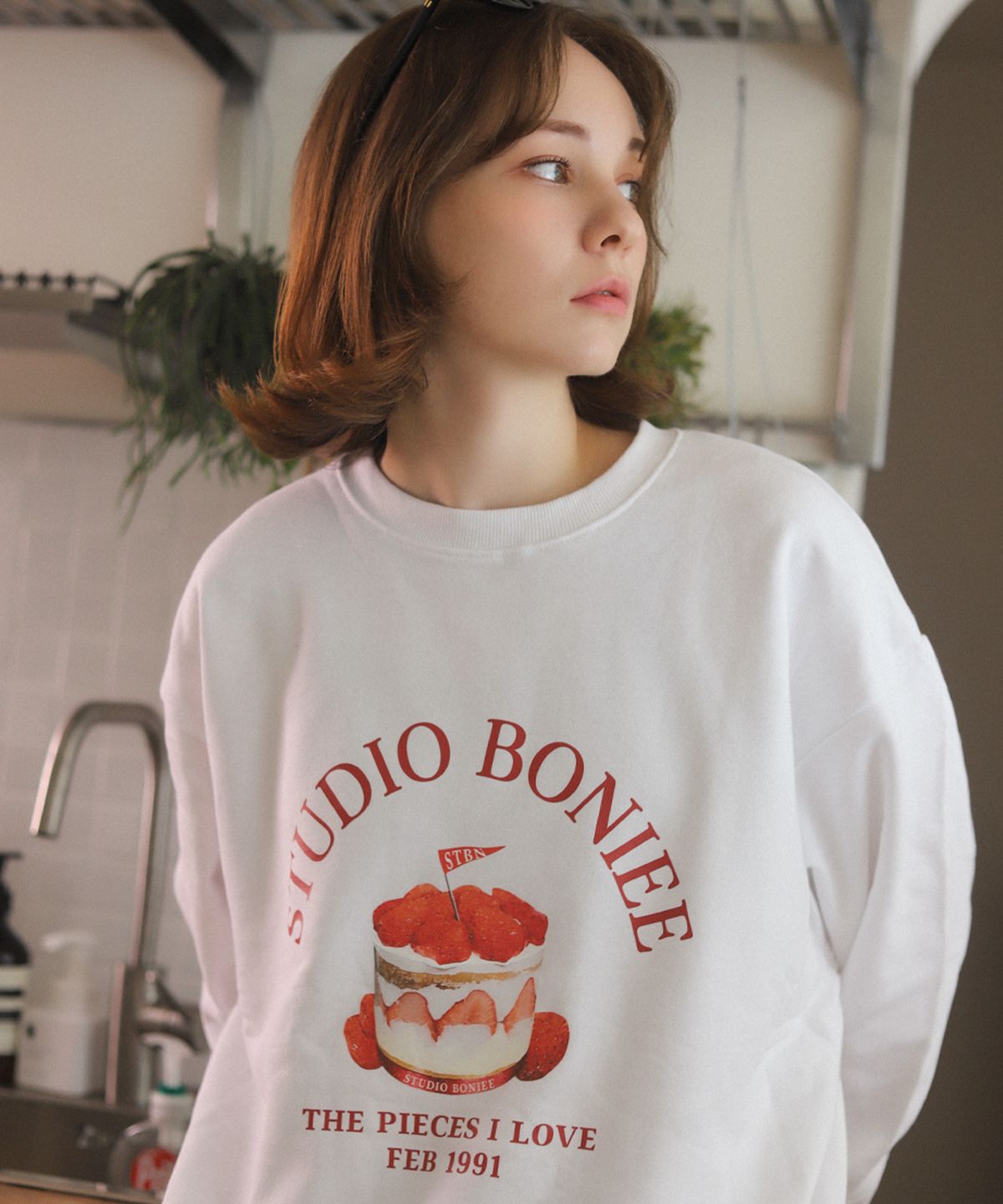 보늬(BONIEE) [기모 선택] 스트로베리 케이크 콜라주(Strawberry cake collage) 로고 그래픽 오버 맨투맨 화이트