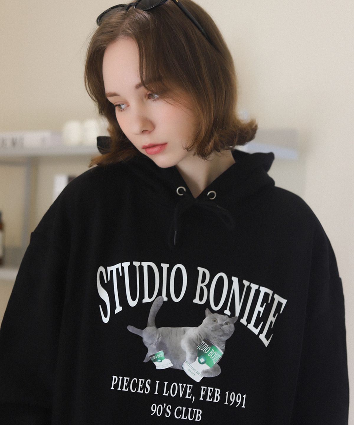 보늬(BONIEE) [기모 선택] 플라잉 브리티쉬 캣(Flying British Cat) 고양이 그래픽 로고 그래픽 오버 후드티 블랙