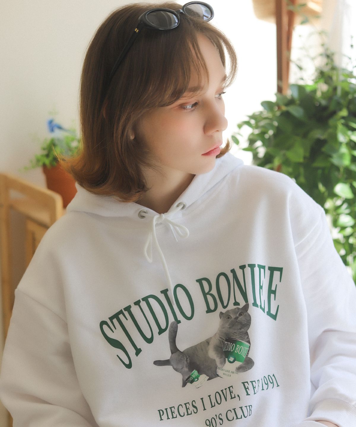 보늬(BONIEE) [기모 선택] 플라잉 브리티쉬 캣(Flying British Cat) 고양이 그래픽 로고 그래픽 오버 후드티 화이트