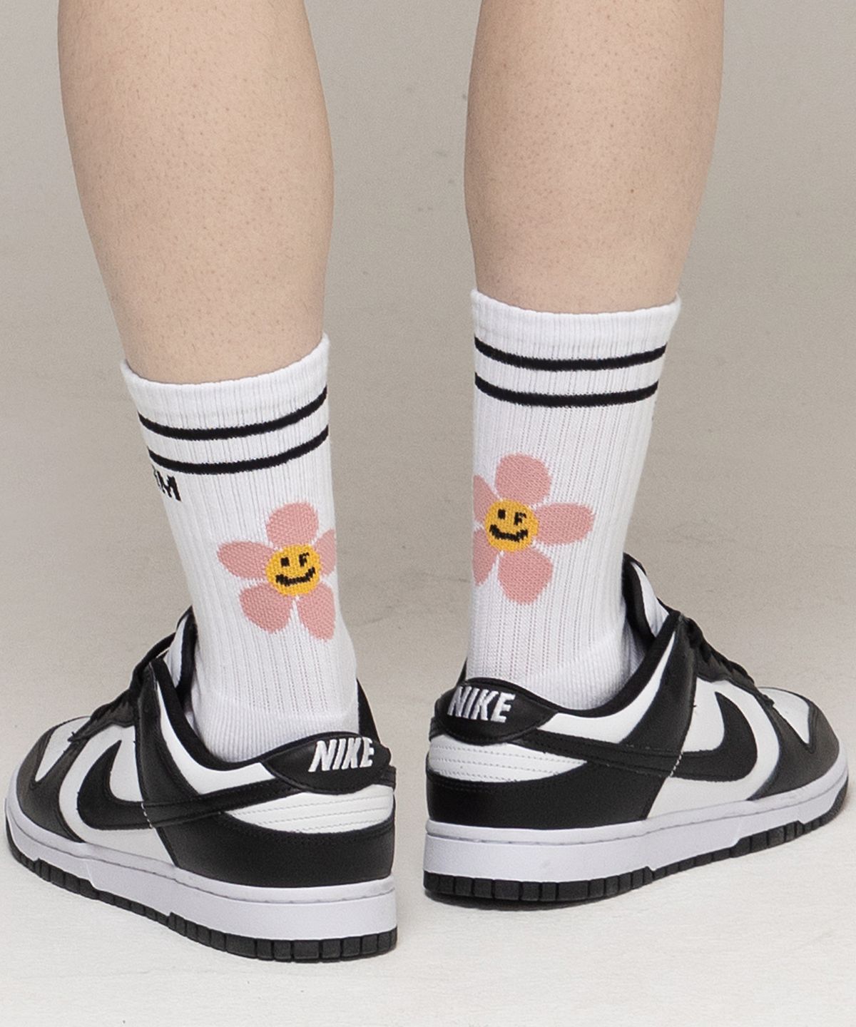 그레이버(GRAVER) [UNISEX]핑크 플라워 스마일 로고 삭스 1팩_화이트