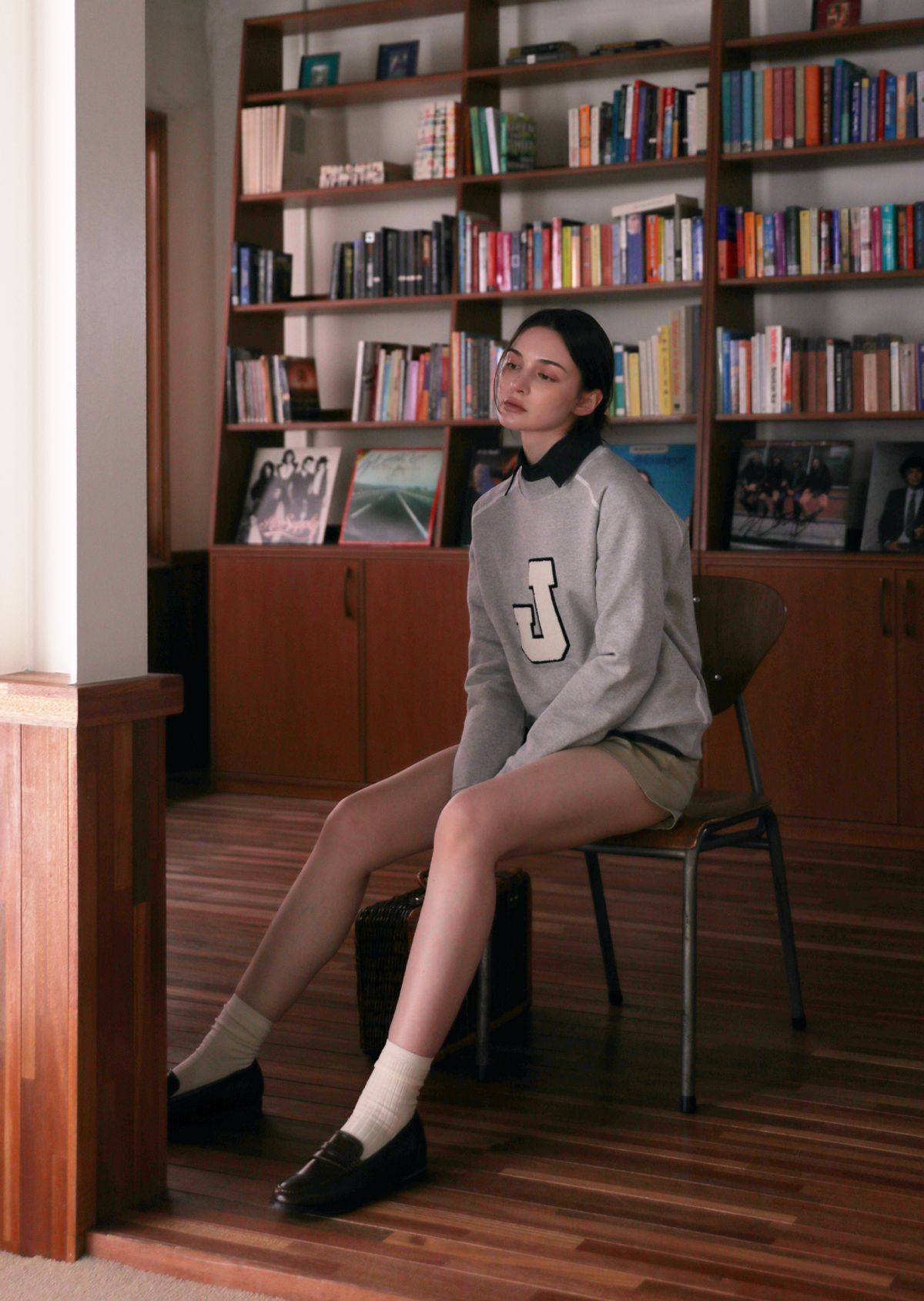 주네시 스포츠 클럽(JUNECI SPORTS CLUB) 제이 이니셜 스웻셔츠_뉴 화이트 제이