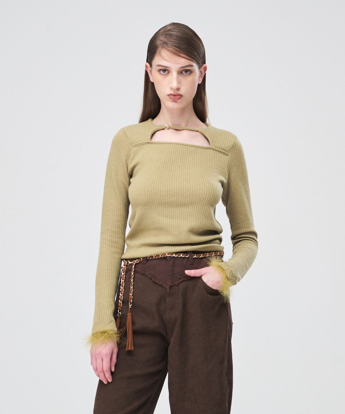 에트몽(ETMON) Fur Trimmed Strap T-Shirt Olive