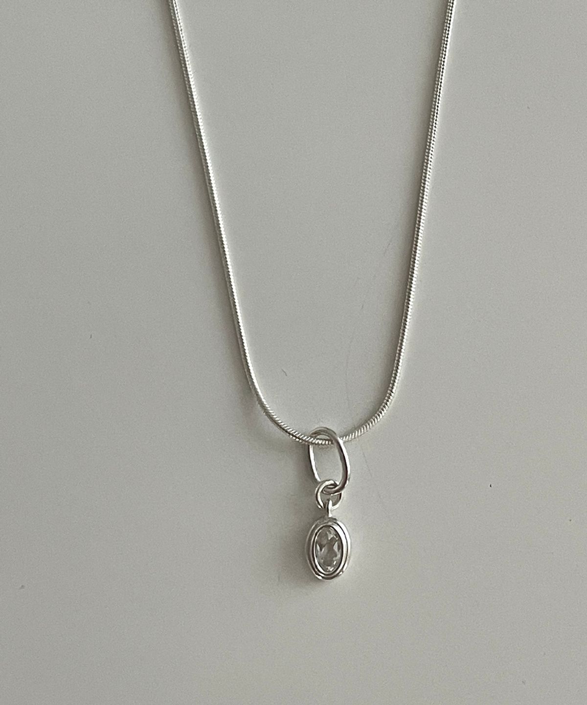 엘리오나(ELYONA) Gemstone Necklace : Oval (white/pink)