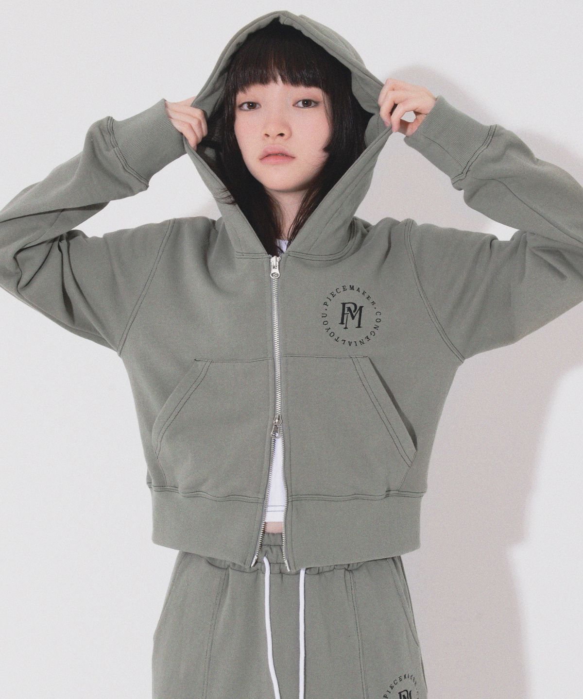 피스메이커(PIECE MAKER) STITCH CROP ZIP HOODIE (OLIVE)