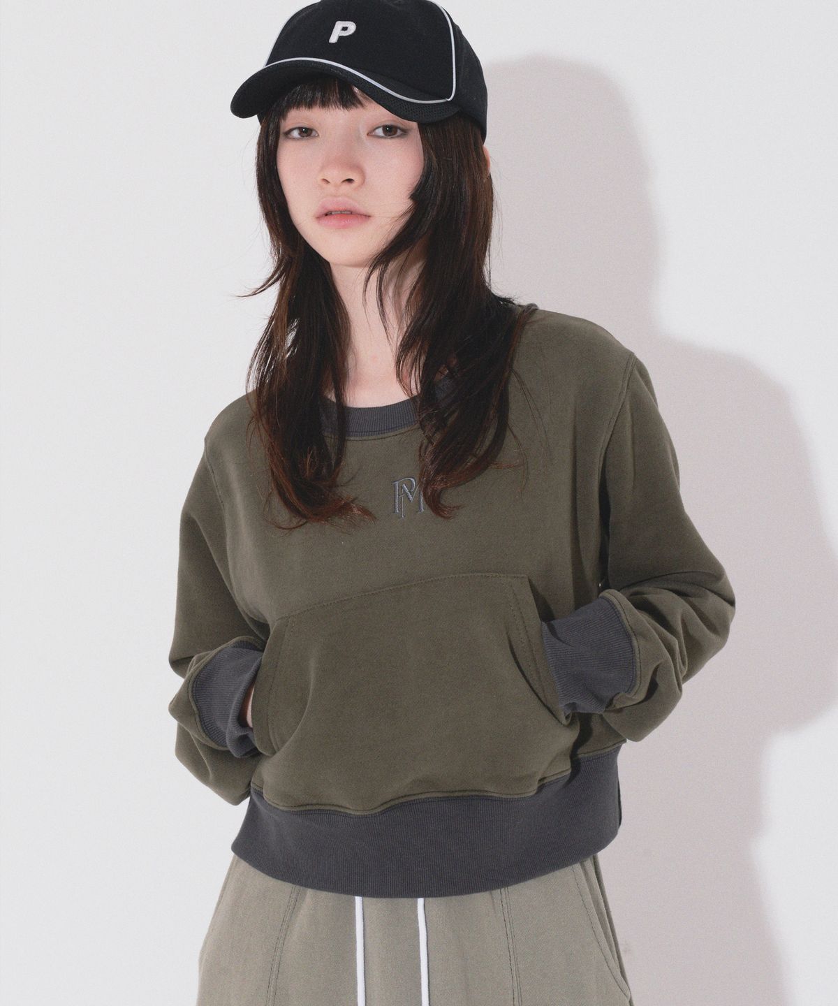 피스메이커(PIECE MAKER) OFFICIAL STITCH CROP SWEATSHIRTS (OLIVE)