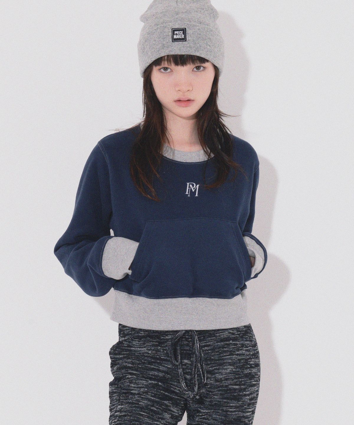피스메이커(PIECE MAKER) OFFICIAL STITCH CROP SWEATSHIRTS (NAVY)